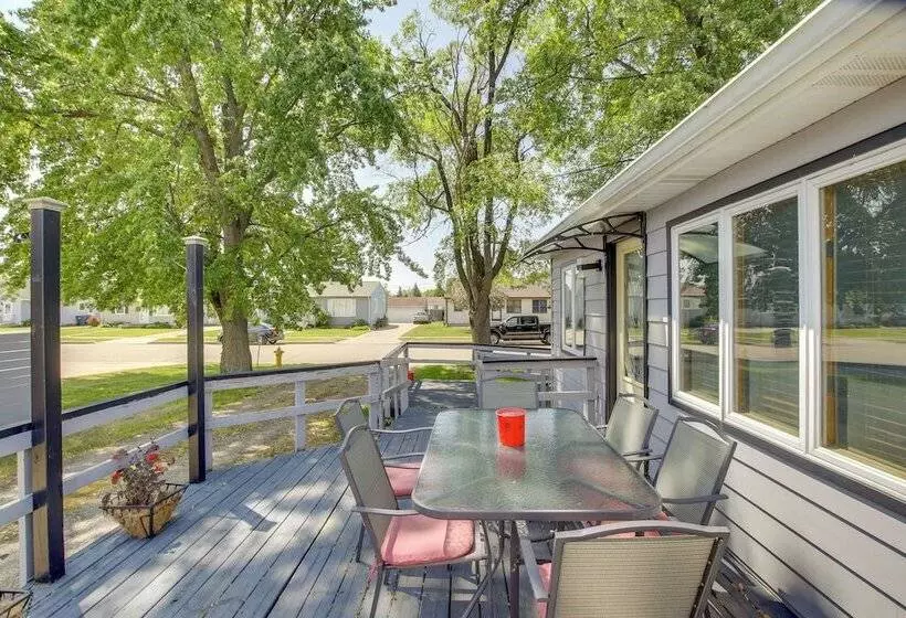 Neenah Home W/ Deck: Near Lake Winnebago