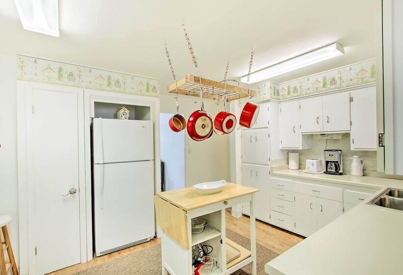 Neenah Home W/ Deck: Near Lake Winnebago