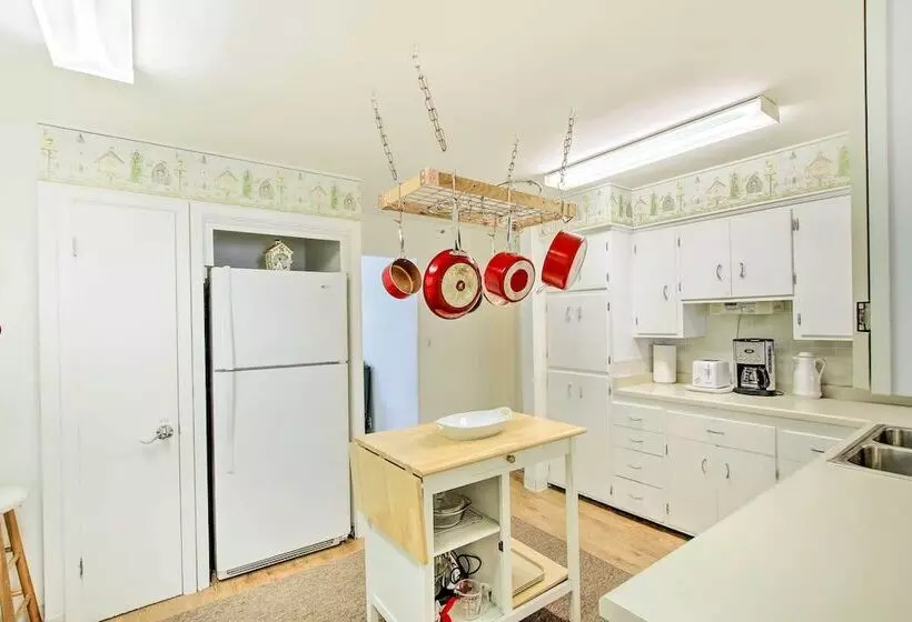 Neenah Home W/ Deck: Near Lake Winnebago