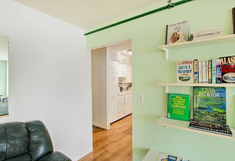 Neenah Home W/ Deck: Near Lake Winnebago