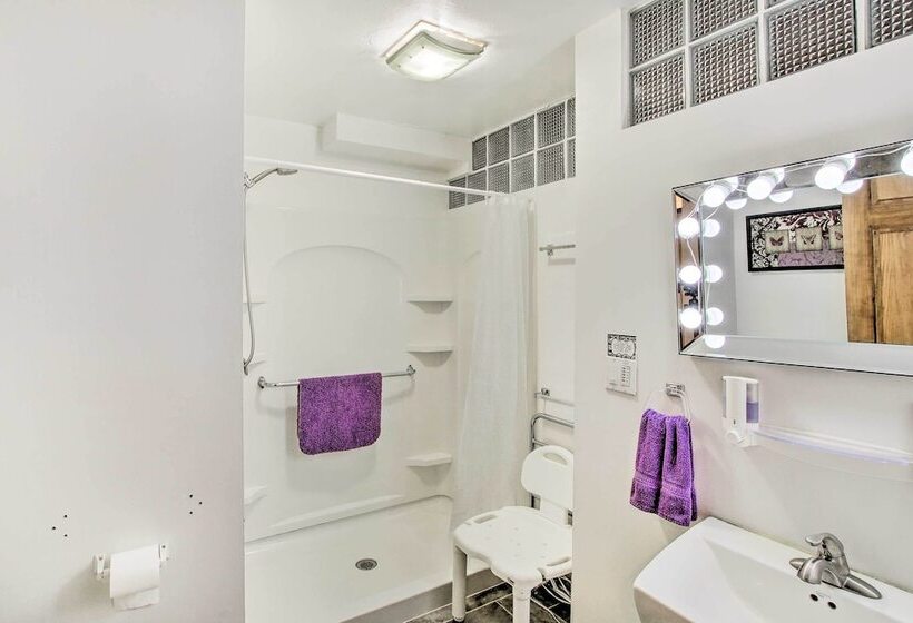 Neenah Home W/ Deck: Near Lake Winnebago