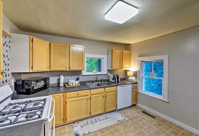 New Bern Home W/yard, Grill+walkable Location