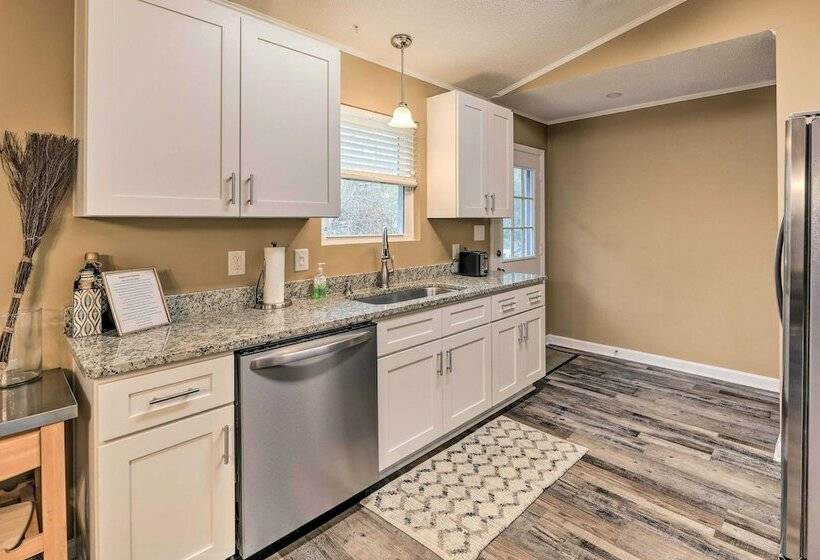 Lovely Emerald Isle Home, Walk To Beach!