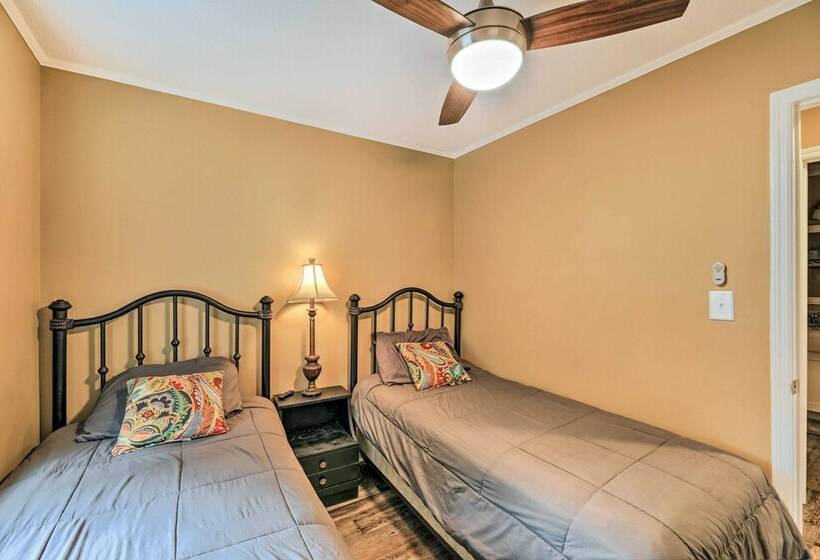 Lovely Emerald Isle Home, Walk To Beach!