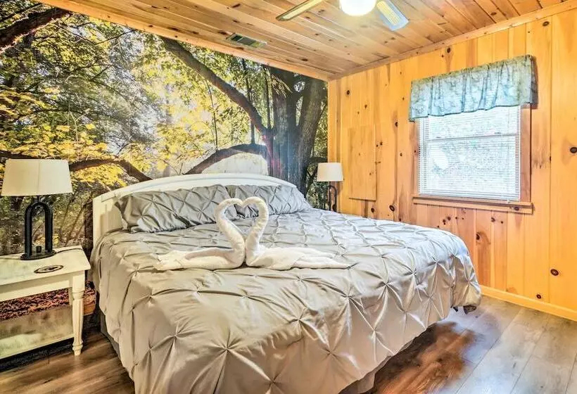 Peaceful Sevierville Cabin W/ Hot Tub & Fire Pit!