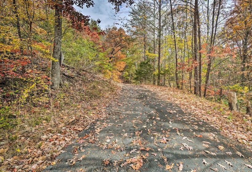 Peaceful Sevierville Cabin W/ Hot Tub & Fire Pit!