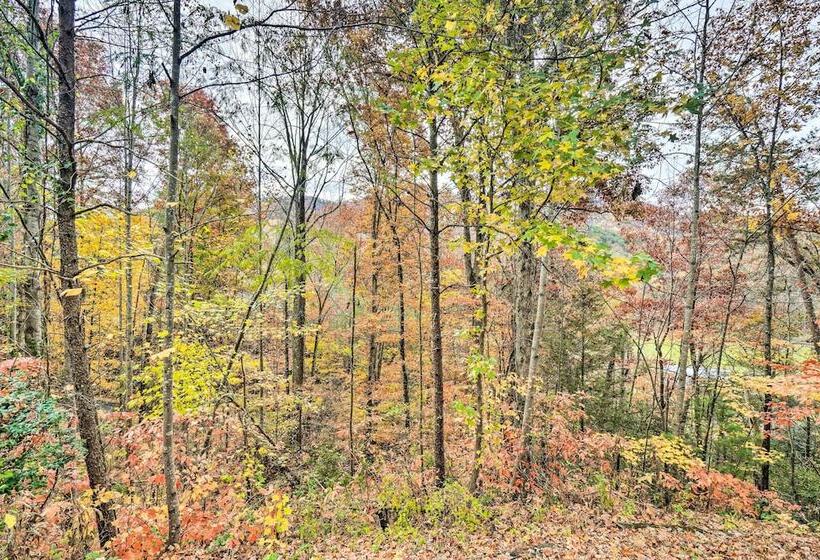 Peaceful Sevierville Cabin W/ Hot Tub & Fire Pit!