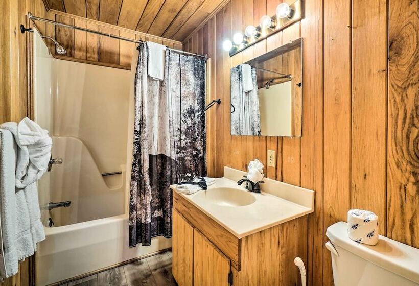 Peaceful Sevierville Cabin W/ Hot Tub & Fire Pit!