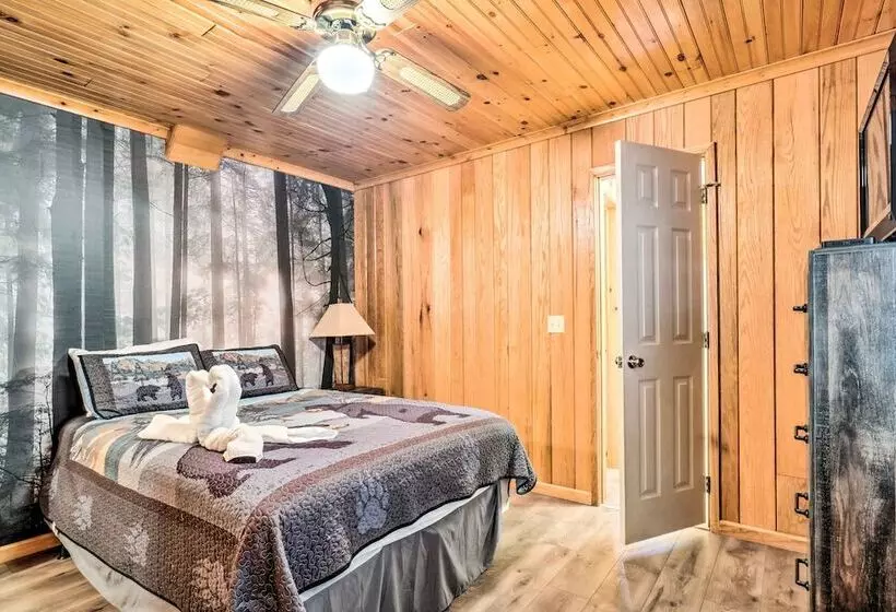 Peaceful Sevierville Cabin W/ Hot Tub & Fire Pit!