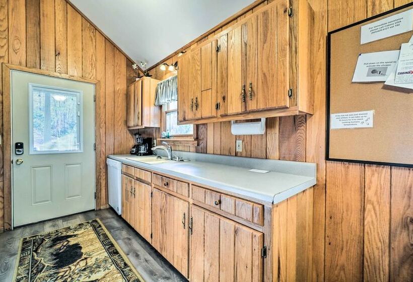 Peaceful Sevierville Cabin W/ Hot Tub & Fire Pit!