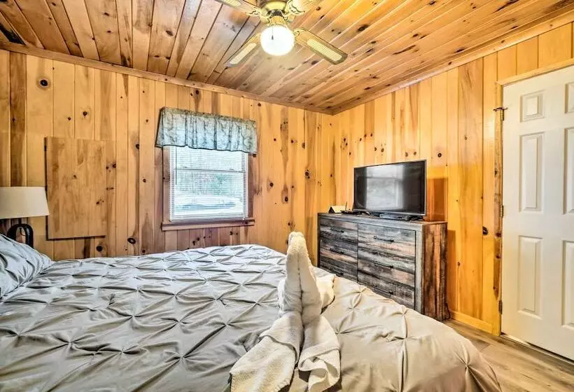 Peaceful Sevierville Cabin W/ Hot Tub & Fire Pit!
