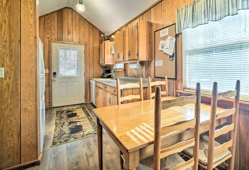 Peaceful Sevierville Cabin W/ Hot Tub & Fire Pit!