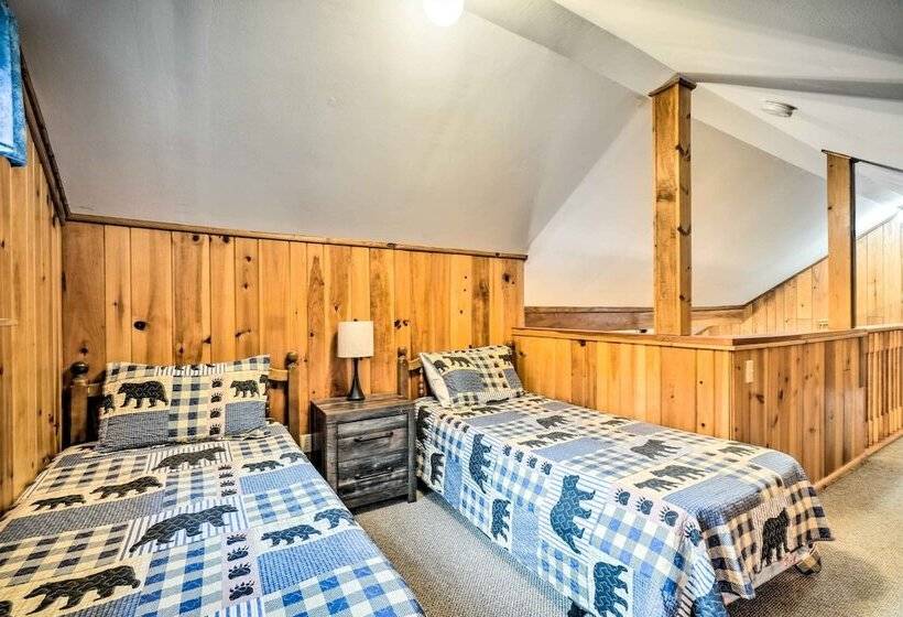 Peaceful Sevierville Cabin W/ Hot Tub & Fire Pit!