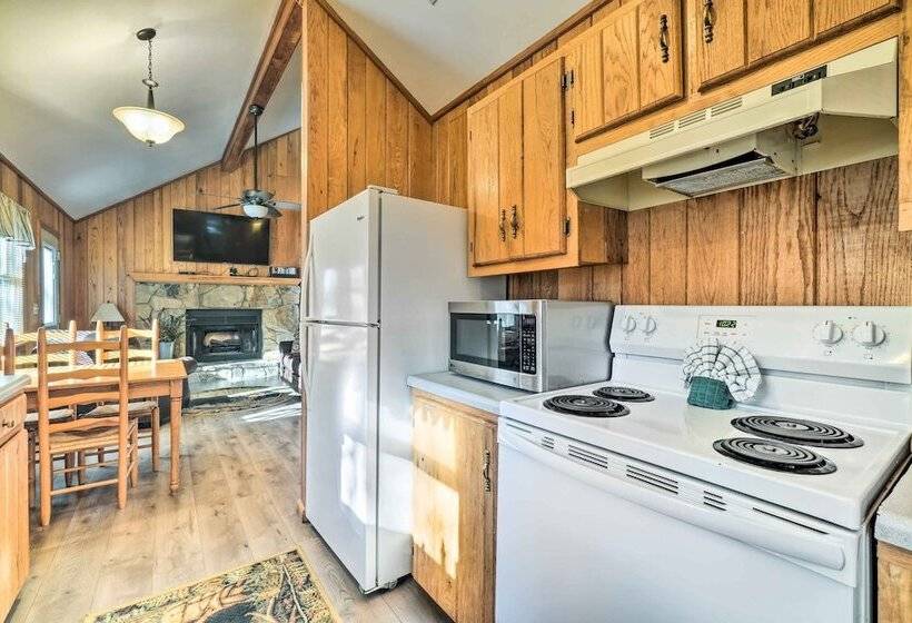 Peaceful Sevierville Cabin W/ Hot Tub & Fire Pit!