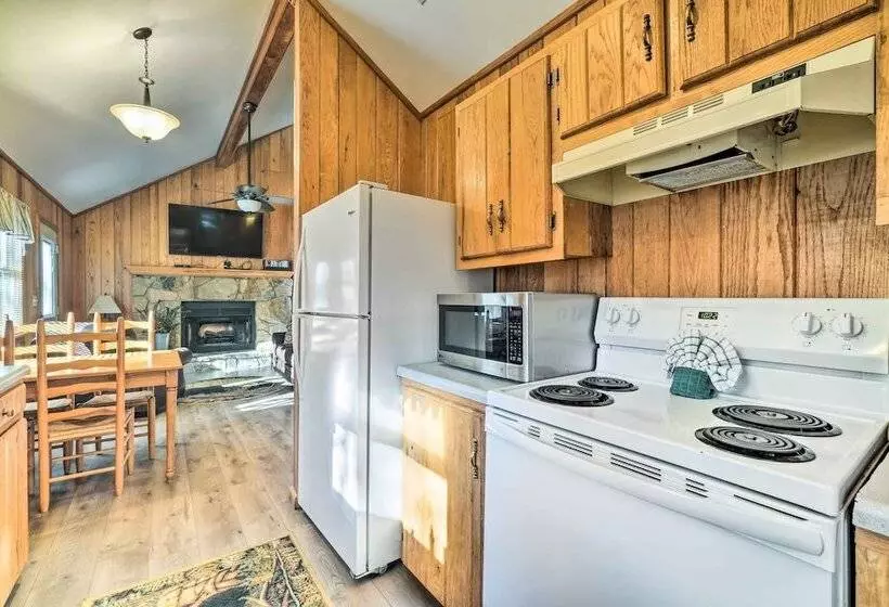 Peaceful Sevierville Cabin W/ Hot Tub & Fire Pit!