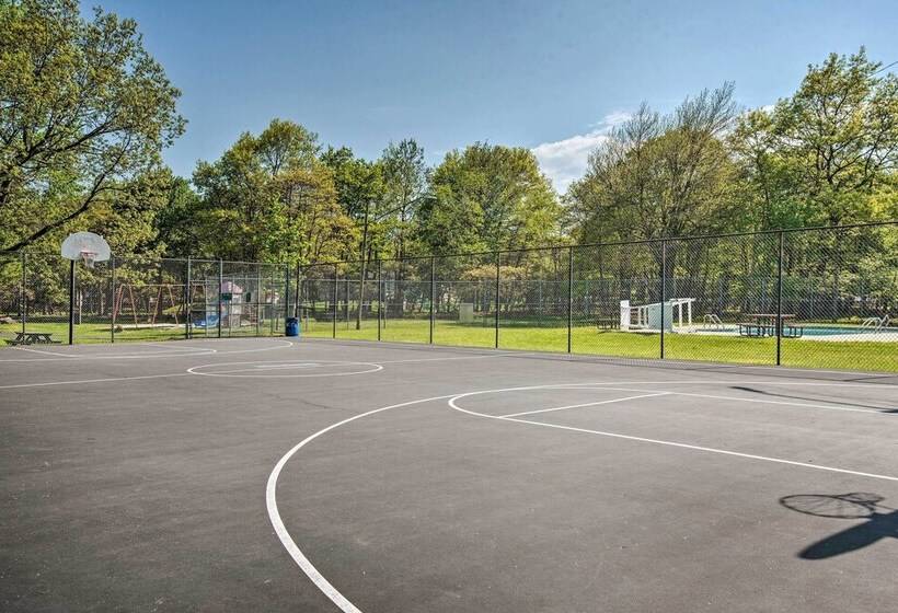 Game Room, Community Beach: Pocono Home!