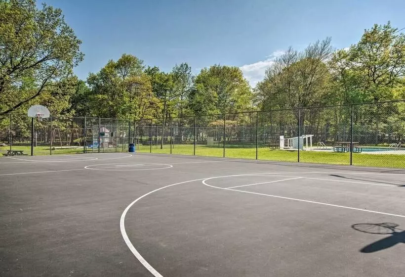 Game Room, Community Beach: Pocono Home!