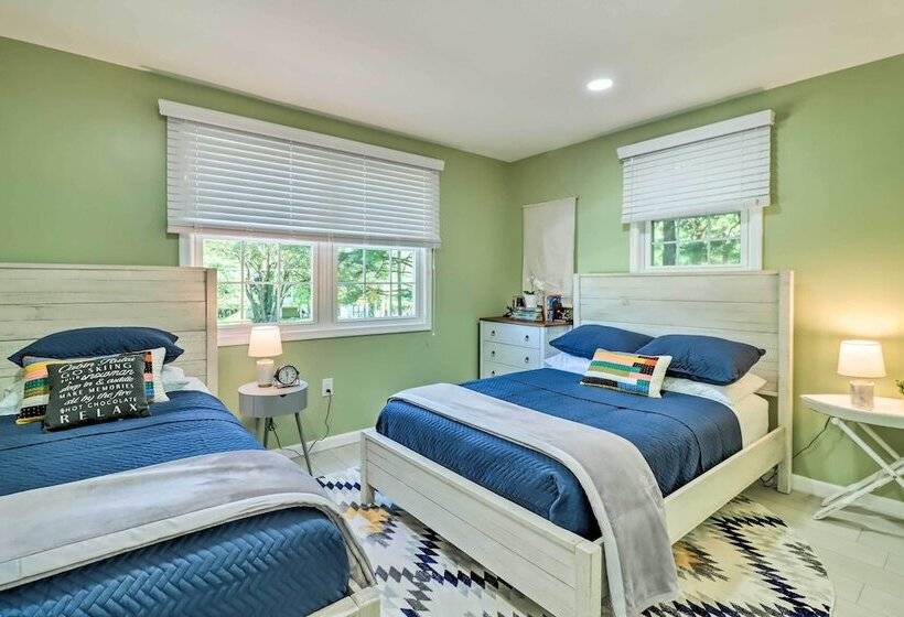 Game Room, Community Beach: Pocono Home!