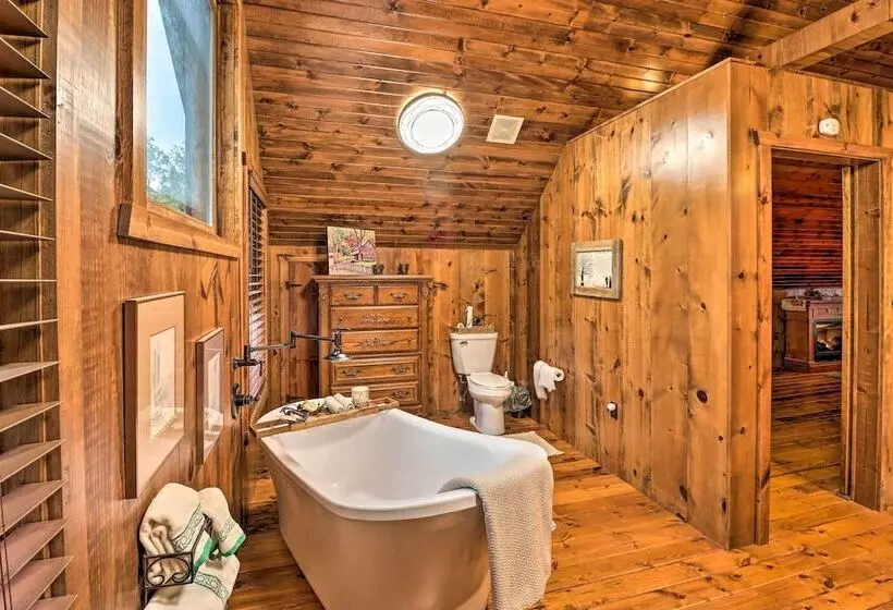 Quiet + Rustic Cabin With Fire Pit On 20 Acres!
