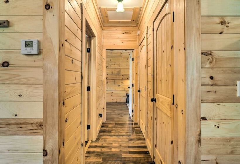 Secluded Sevierville Cabin: Mtn Views & Hot Tub