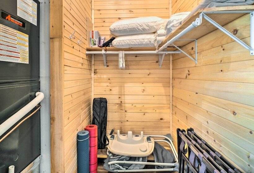 Secluded Sevierville Cabin: Mtn Views & Hot Tub