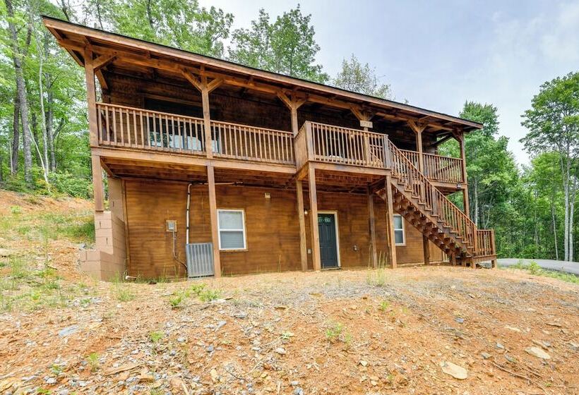 Secluded Sevierville Cabin: Mtn Views & Hot Tub