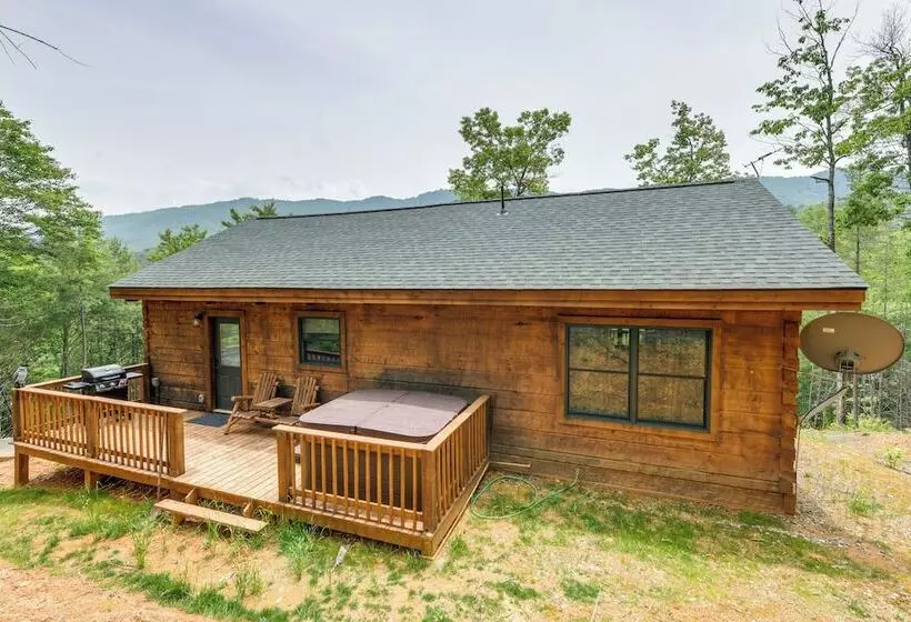 Secluded Sevierville Cabin: Mtn Views & Hot Tub