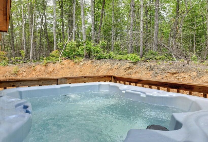 Secluded Sevierville Cabin: Mtn Views & Hot Tub
