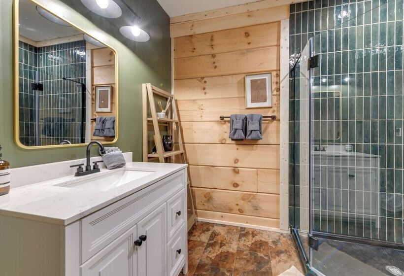 Secluded Sevierville Cabin: Mtn Views & Hot Tub