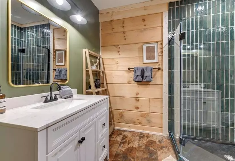 Secluded Sevierville Cabin: Mtn Views & Hot Tub