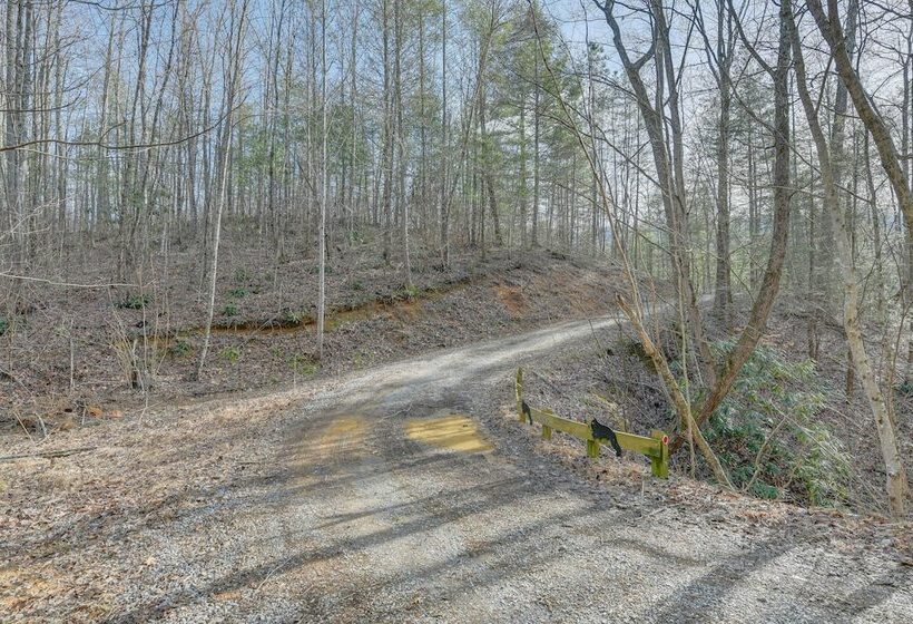 Secluded Sevierville Cabin: Mtn Views & Hot Tub