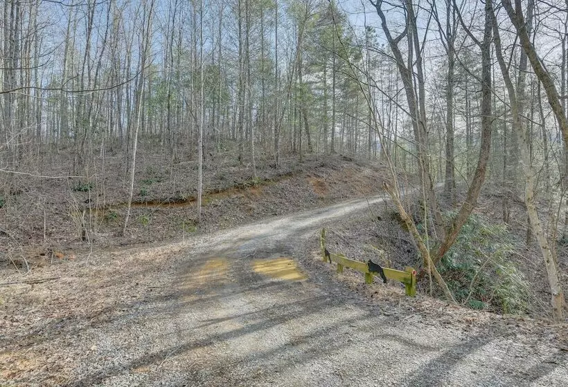Secluded Sevierville Cabin: Mtn Views & Hot Tub