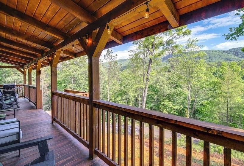 Secluded Sevierville Cabin: Mtn Views & Hot Tub