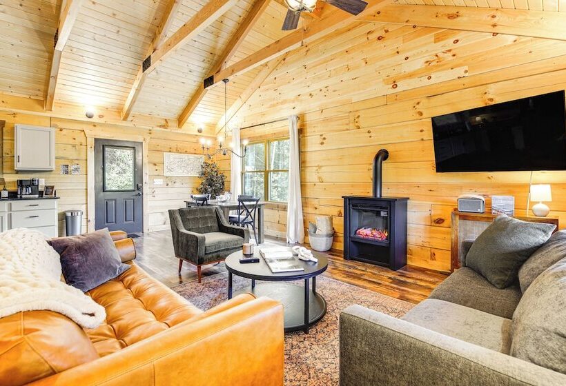 Secluded Sevierville Cabin: Mtn Views & Hot Tub