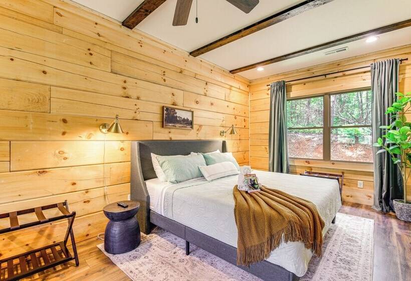 Secluded Sevierville Cabin: Mtn Views & Hot Tub