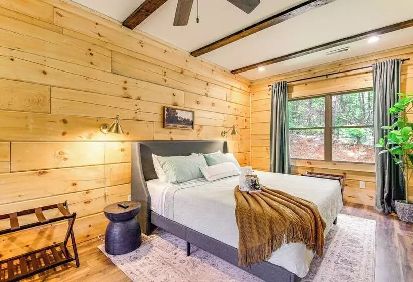 Secluded Sevierville Cabin: Mtn Views & Hot Tub