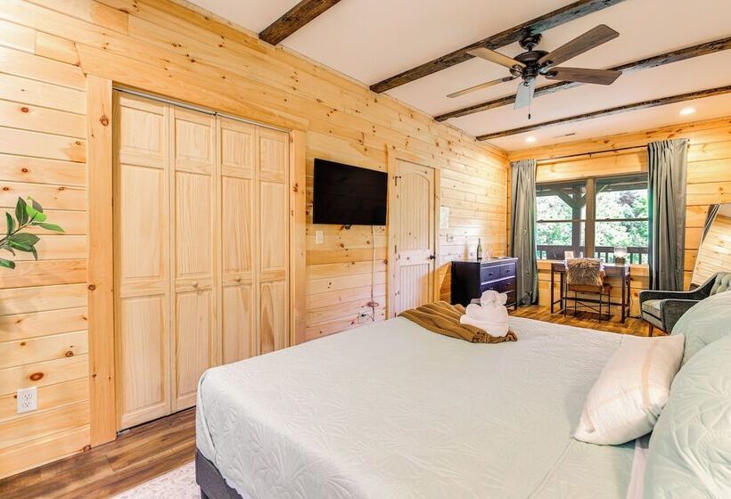 Secluded Sevierville Cabin: Mtn Views & Hot Tub