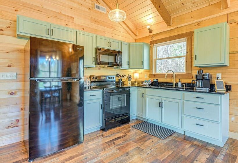 Secluded Sevierville Cabin: Mtn Views & Hot Tub