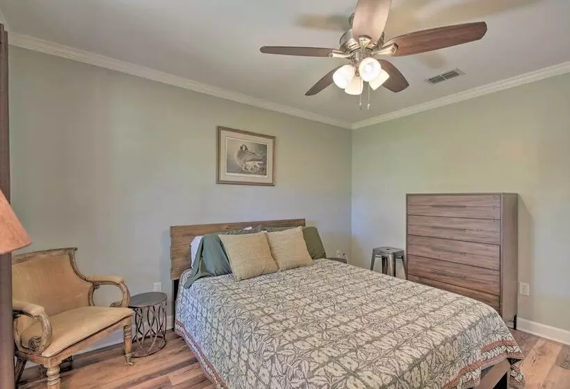 Peaceful Fairhope Cottage W/ Covered Patio!