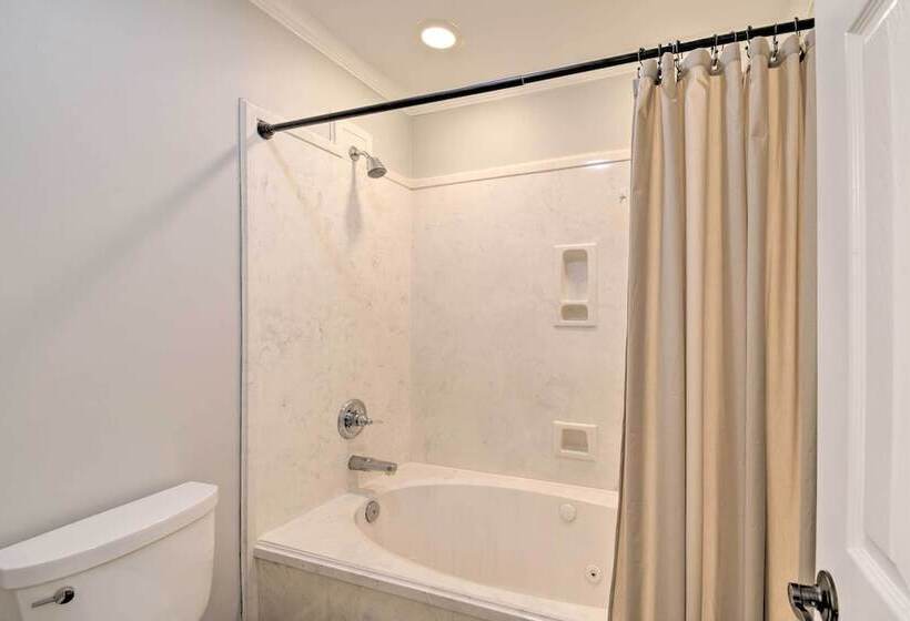 Peaceful Fairhope Cottage W/ Covered Patio!