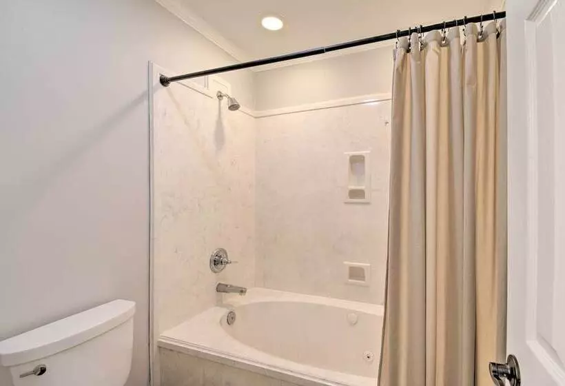 Peaceful Fairhope Cottage W/ Covered Patio!