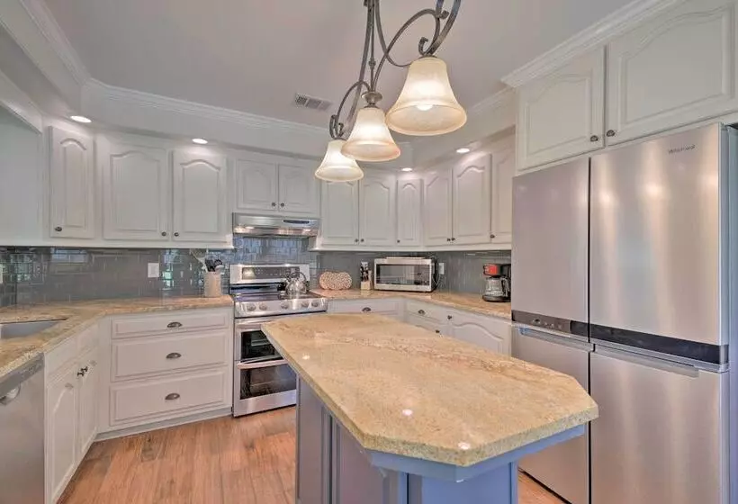 Peaceful Fairhope Cottage W/ Covered Patio!