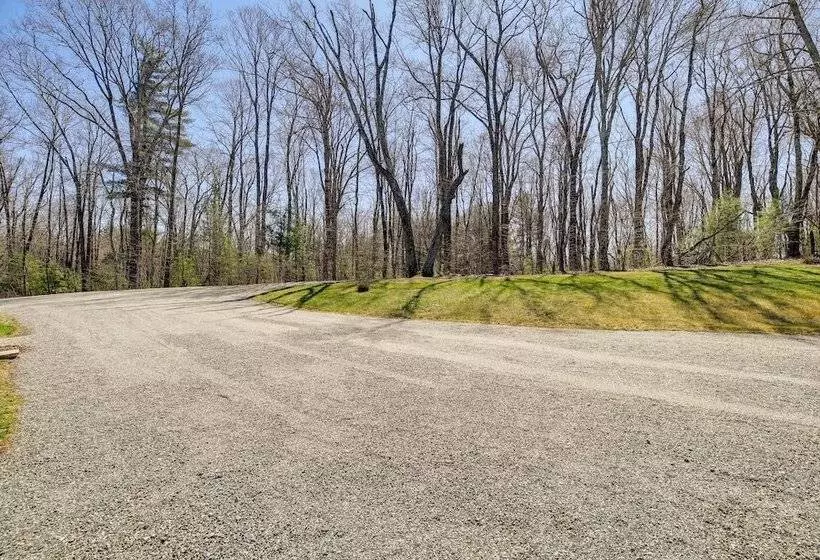 Deck, Gas Grill + Mtn Views: Sparta Cabin Stay!