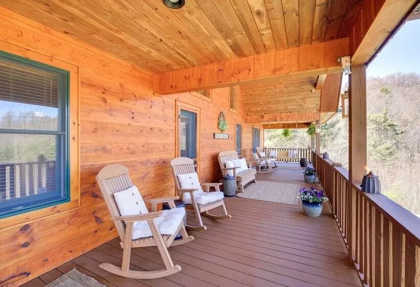 Deck, Gas Grill + Mtn Views: Sparta Cabin Stay!