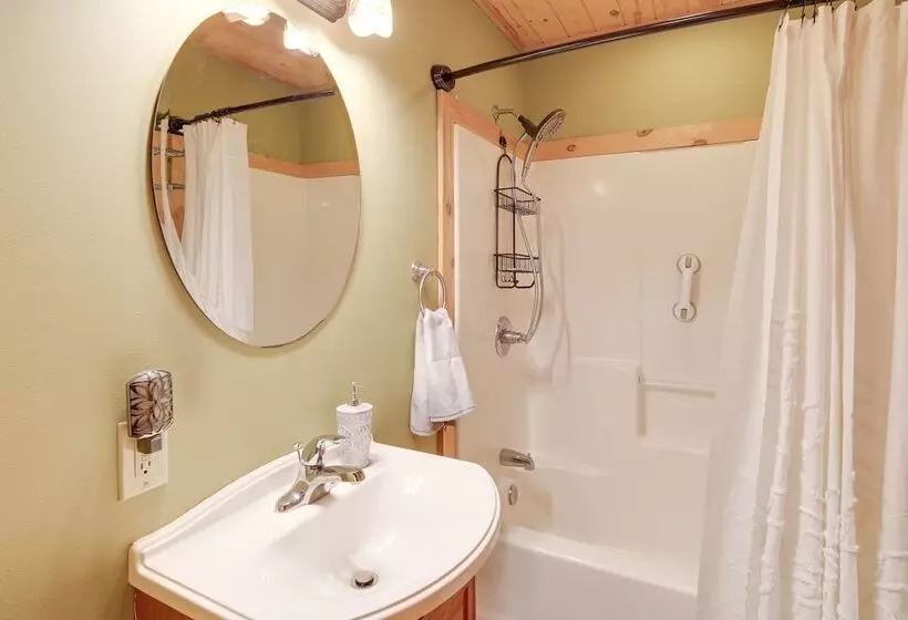 Deck, Gas Grill + Mtn Views: Sparta Cabin Stay!