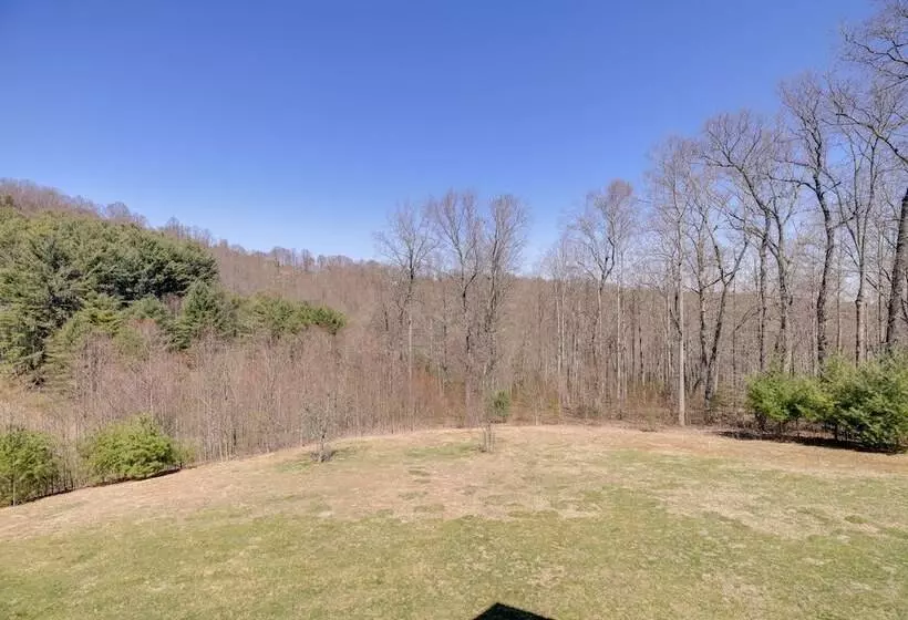 Deck, Gas Grill + Mtn Views: Sparta Cabin Stay!