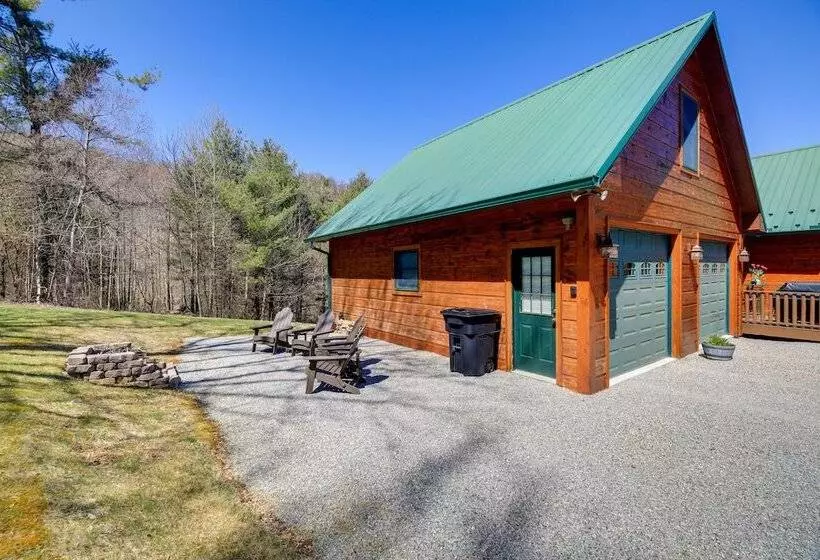 Deck, Gas Grill + Mtn Views: Sparta Cabin Stay!