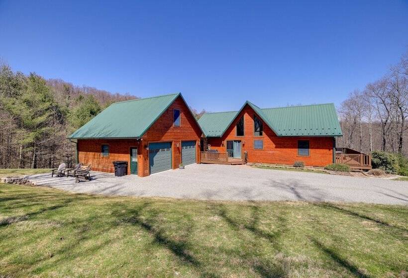 Deck, Gas Grill + Mtn Views: Sparta Cabin Stay!