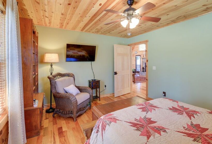 Deck, Gas Grill + Mtn Views: Sparta Cabin Stay!