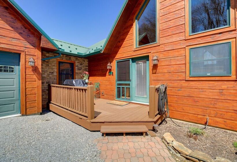 Deck, Gas Grill + Mtn Views: Sparta Cabin Stay!